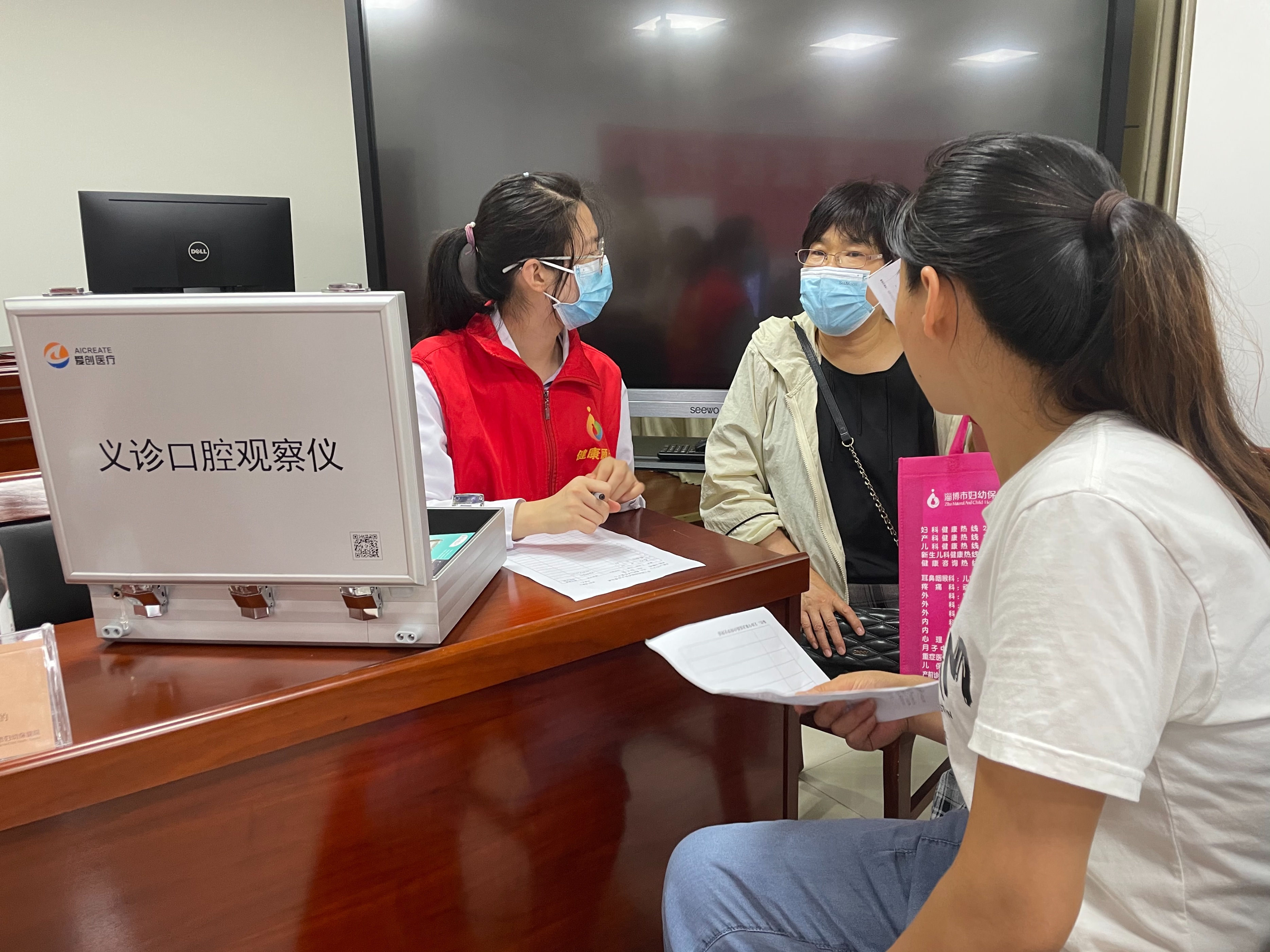 市三院联合宏仁堂“服务百姓健康行动”走进周村公共资源交易中心