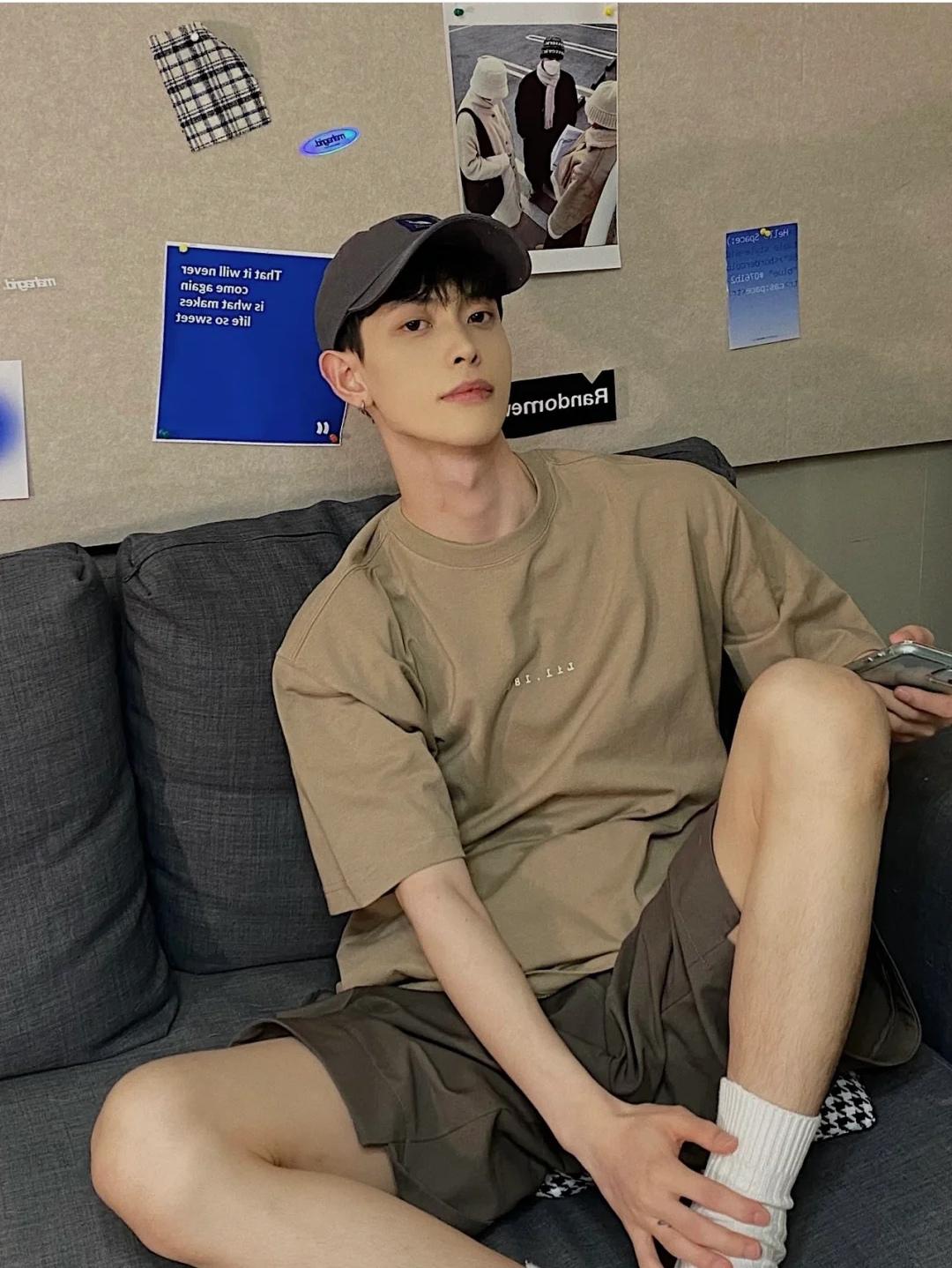 黄黑皮穿黄色衣服显白还是显黑,黄黑皮男人怎么穿才能显白