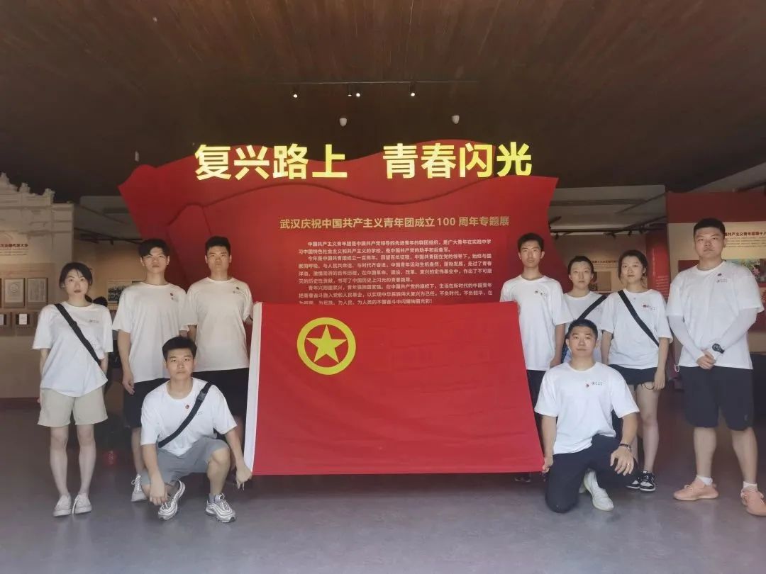 闪闪发光的勋章,闪闪发光的荣誉证书