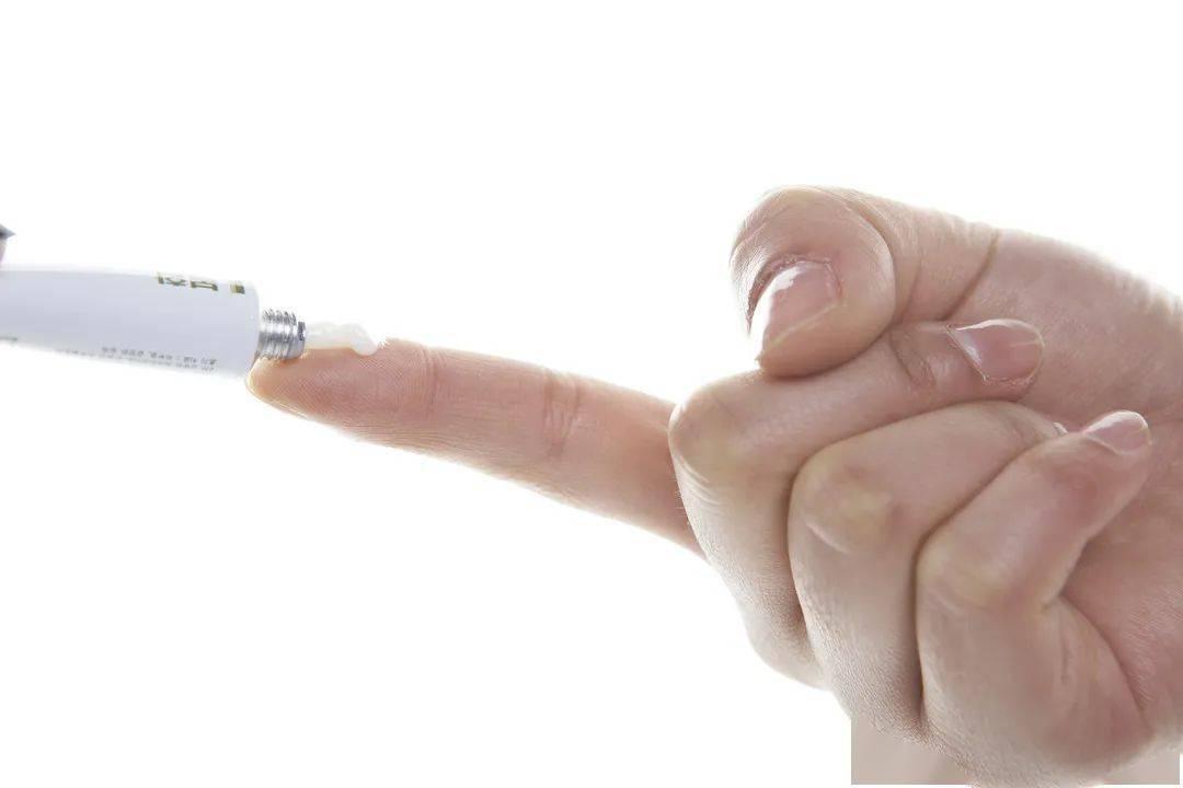 红霉素软膏涂眼睛的副作用,红霉素软膏用在眼部一次有影响吗