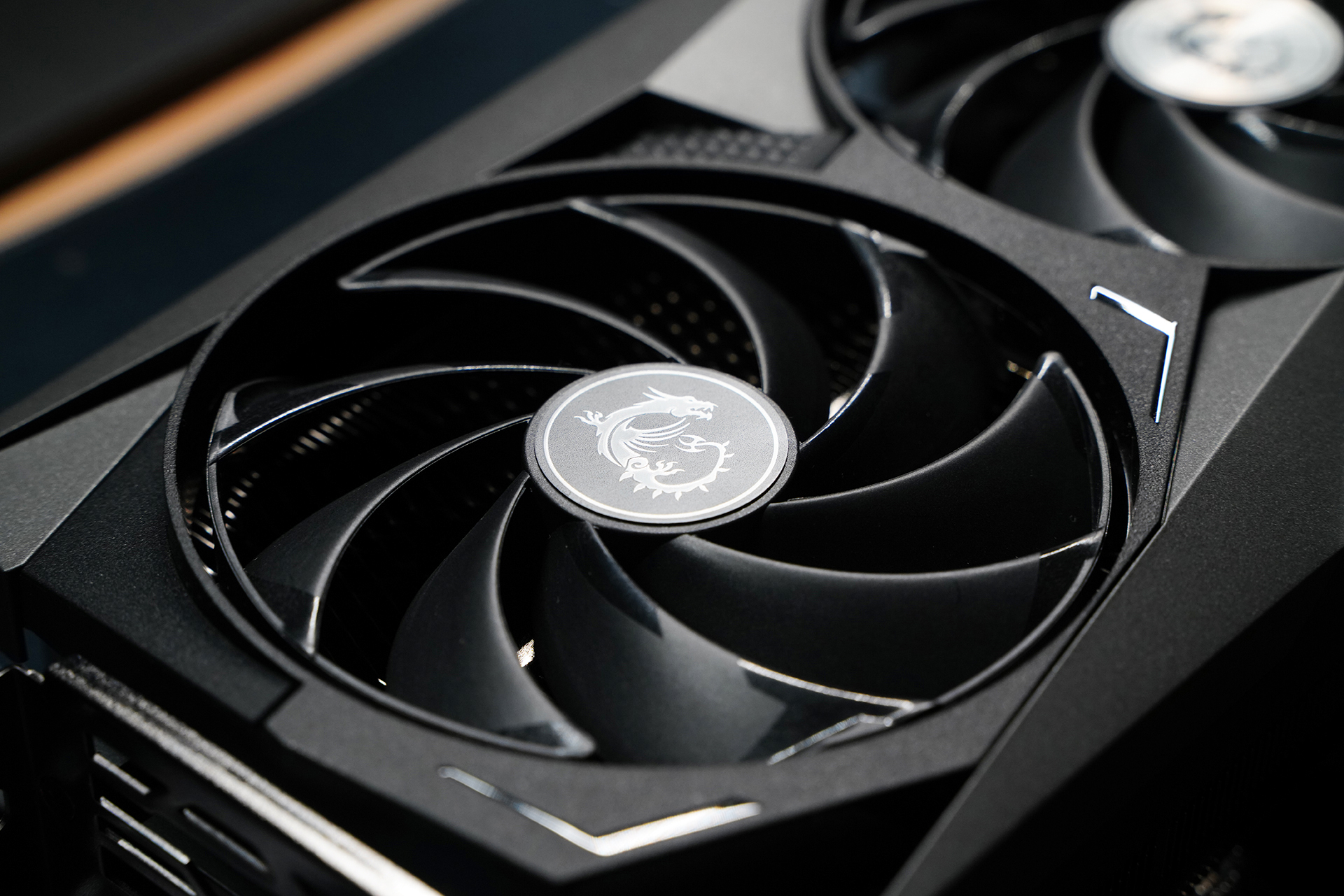 rtx4080魔龙和4090尺寸,rtx4080魔龙多少pin供电