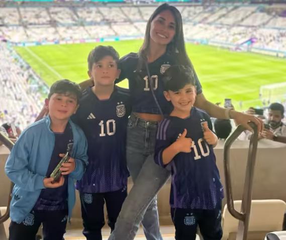 梅西三个儿子世界杯,梅西和他的三儿子暖心互动