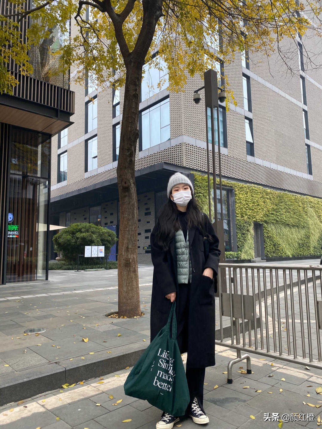 羽绒马甲什么时候穿怎么搭配好看,今冬最火大衣穿法太时髦高级了