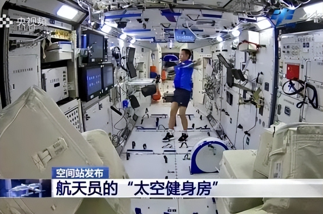 太空“出差”三人组统一穿着，这鞋“氢”上天了