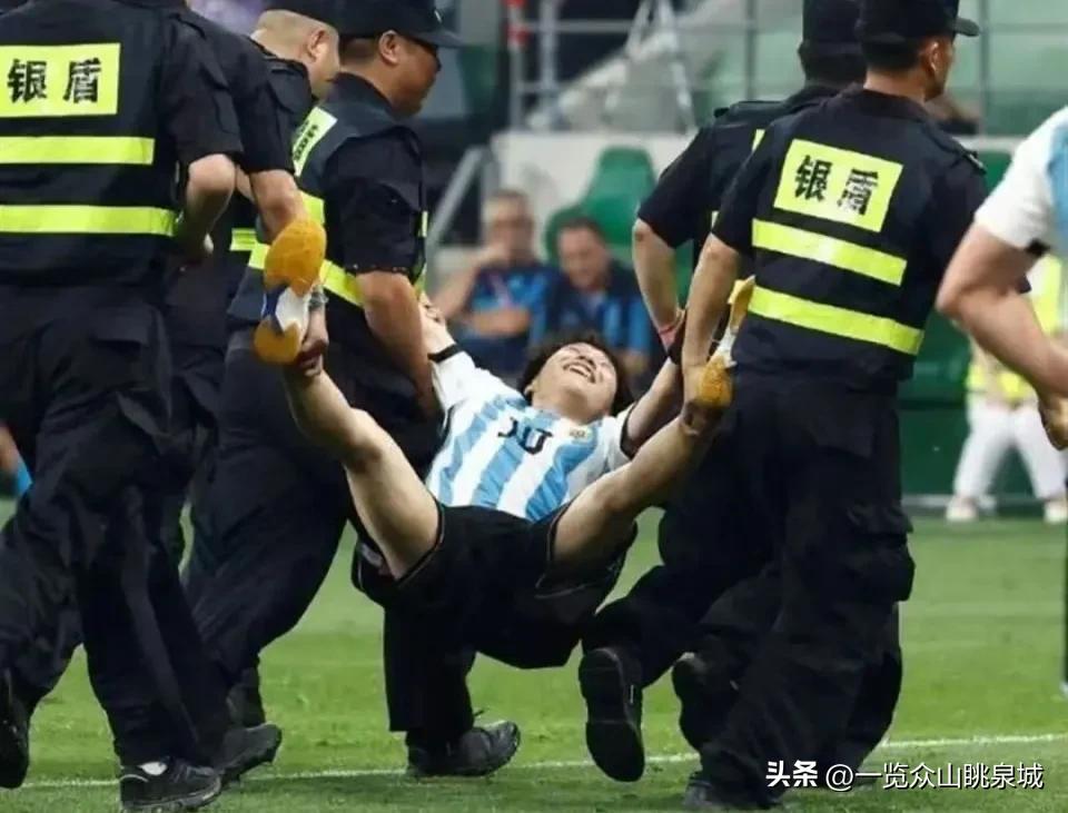 闯入球场的梅西球迷的感受,球迷爱足球