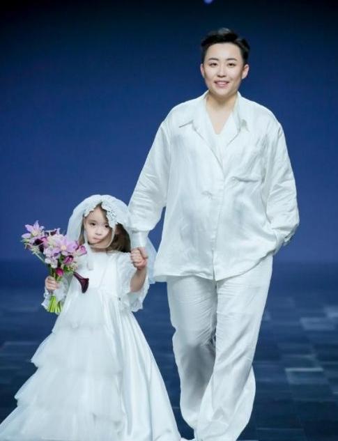 花500万买精产子的女子,29岁女子花50万买精生子