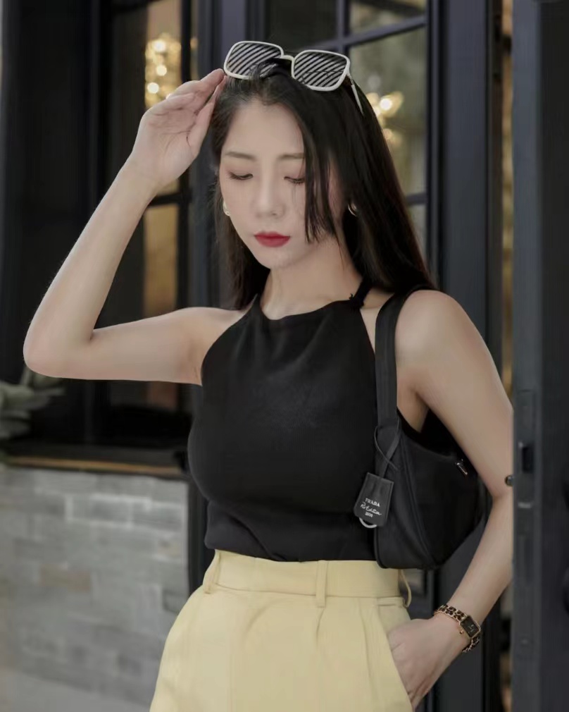 浅黄色裤子搭配什么色上衣好看,黄色裤子搭配什么颜色上衣高级感