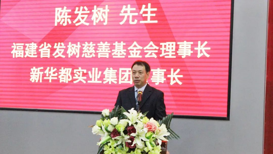 他小学没毕业，花10亿把“打工皇帝”招至麾下，600亿身价还*税逃**