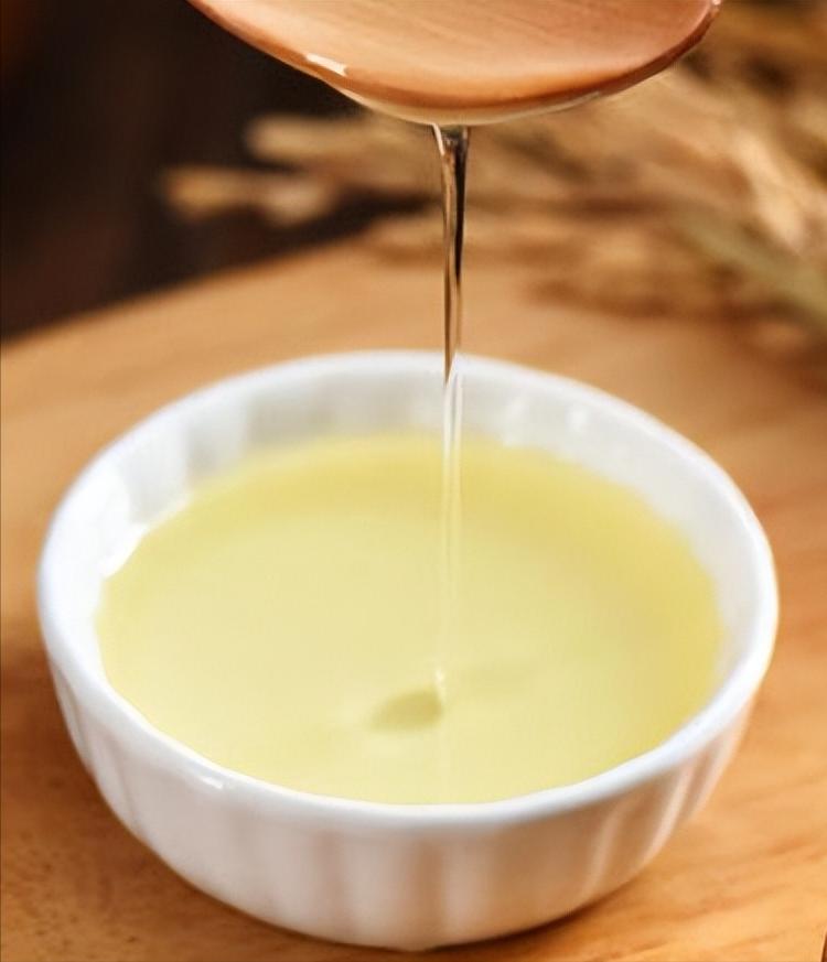 手又黑又丑什么办法能变白,怎么样才能让你的手变白白的