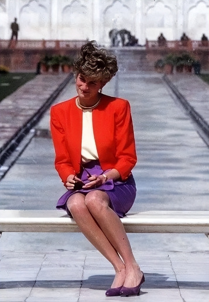 威廉和凯特在泰姬陵落泪视频,威廉怀念凯特年轻时