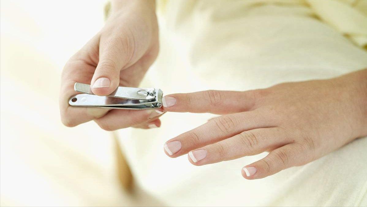 甲沟炎如何快速拔出脚趾甲,脚趾甲老往肉里钻一碰还疼