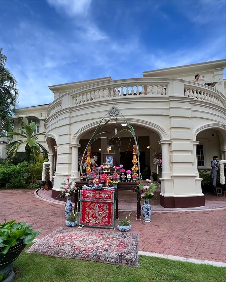 泰国最美变性人宝儿大婚！金色礼服配黄金皇冠太高贵，新郎也超帅