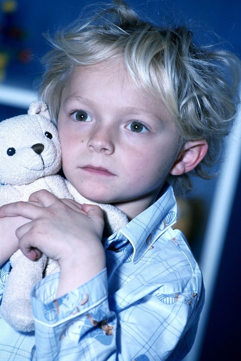 孩子睡着突然梦游如何处理,小孩梦游怎么治