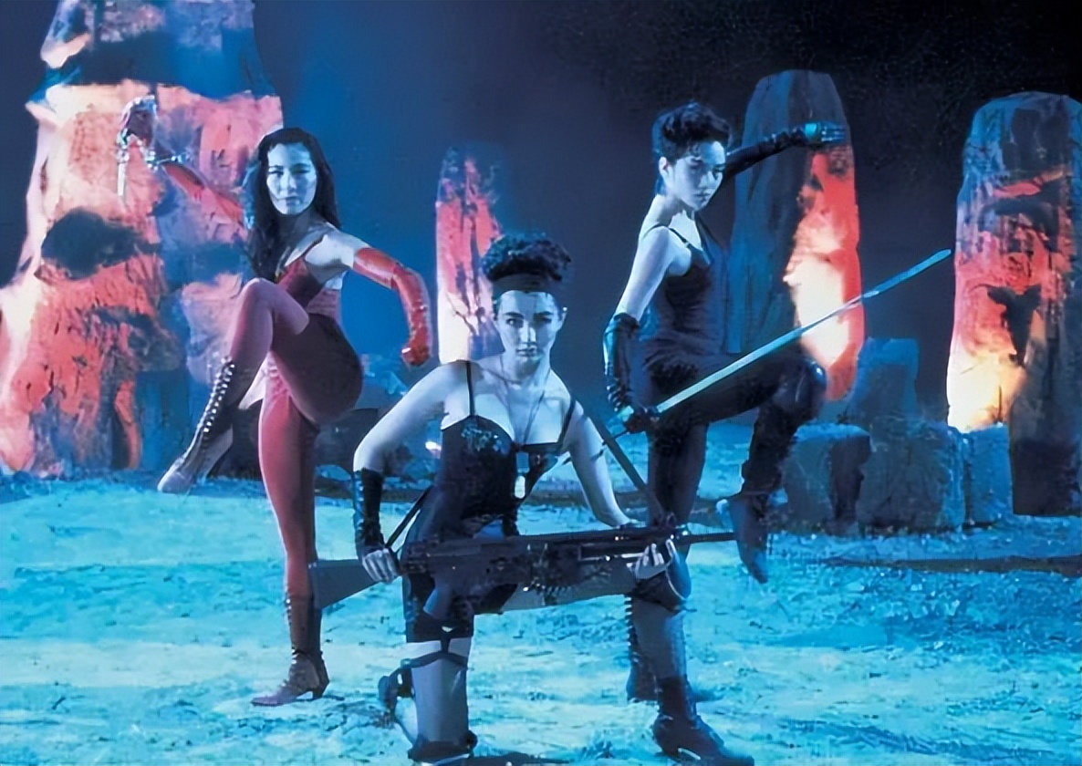 紧身制服别硬穿,曲线差异很明显,有的飒爽,有的是来搞笑的吧