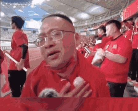 女足夺冠瞬间男子举狗庆祝,女足最惨的一次比赛