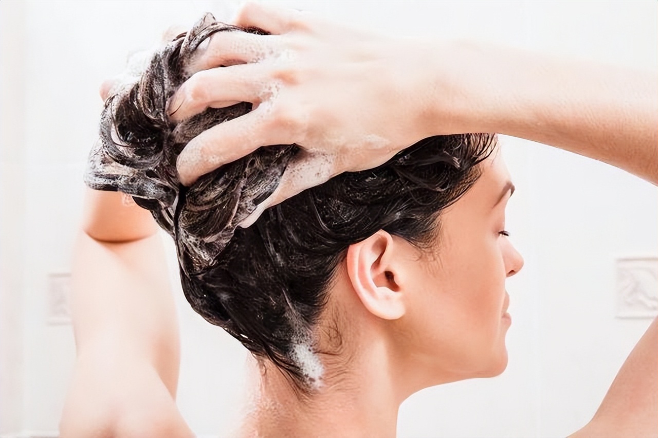 头皮里长的脓包疙瘩是什么原因,头皮上总是长疙瘩和脓包如何根治