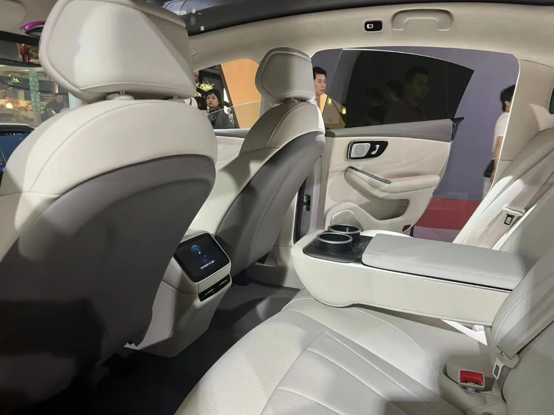 飞凡f7超纤绒顶棚,飞凡f7高科技内饰