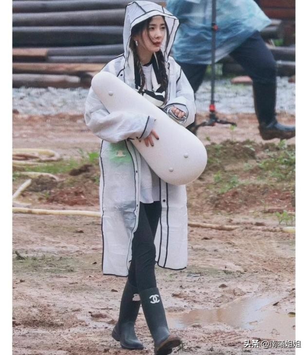 杨幂同款香奈儿雨靴,杨幂丁程鑫雨靴