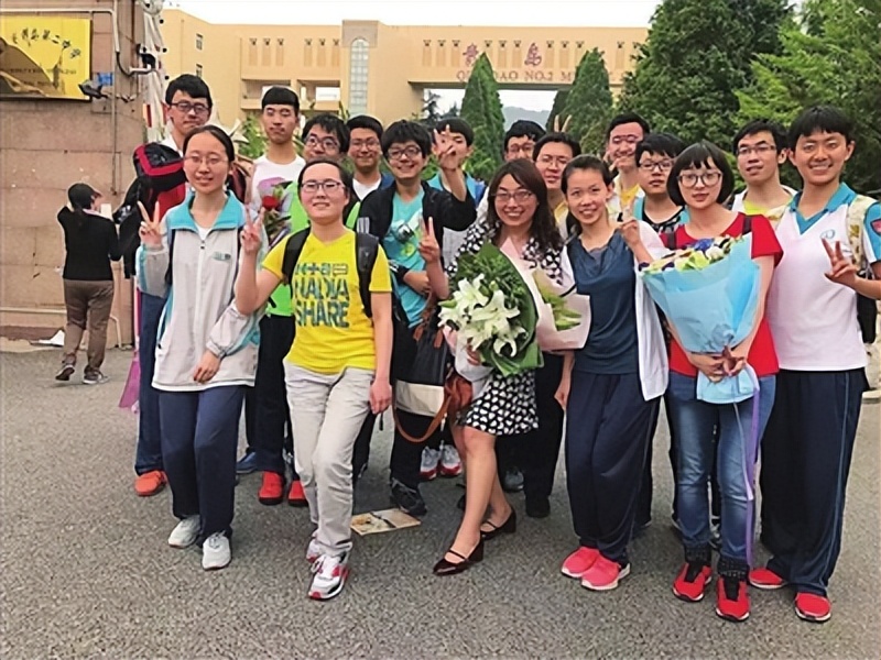 陪学生们一同“追星”！青岛一中语文高级教师张磊的育人故事被评为全国“典型经验”