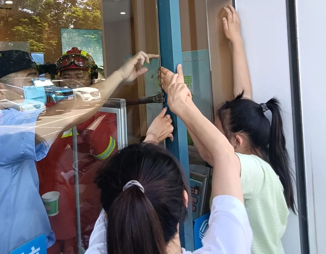 玻璃门咬口了怎么办,玻璃门夹人怎么处理