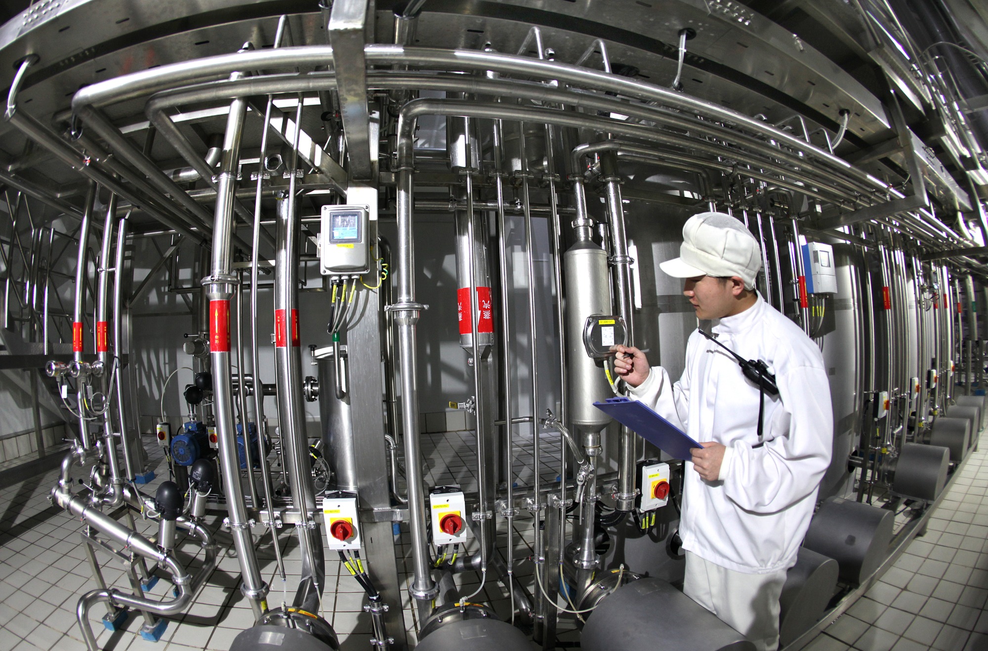 在美国，中国制造的衣服鞋子越来越少，电器家具却越来越多