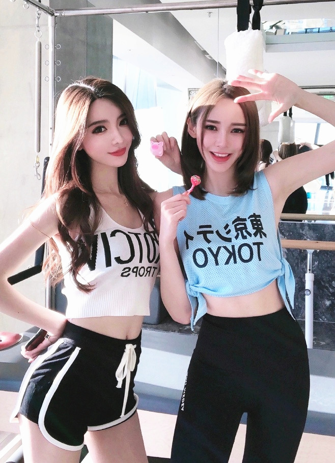 马来西亚顶级美人，坐飞机开豪车穿大牌，厨房都不忘秀A5腰