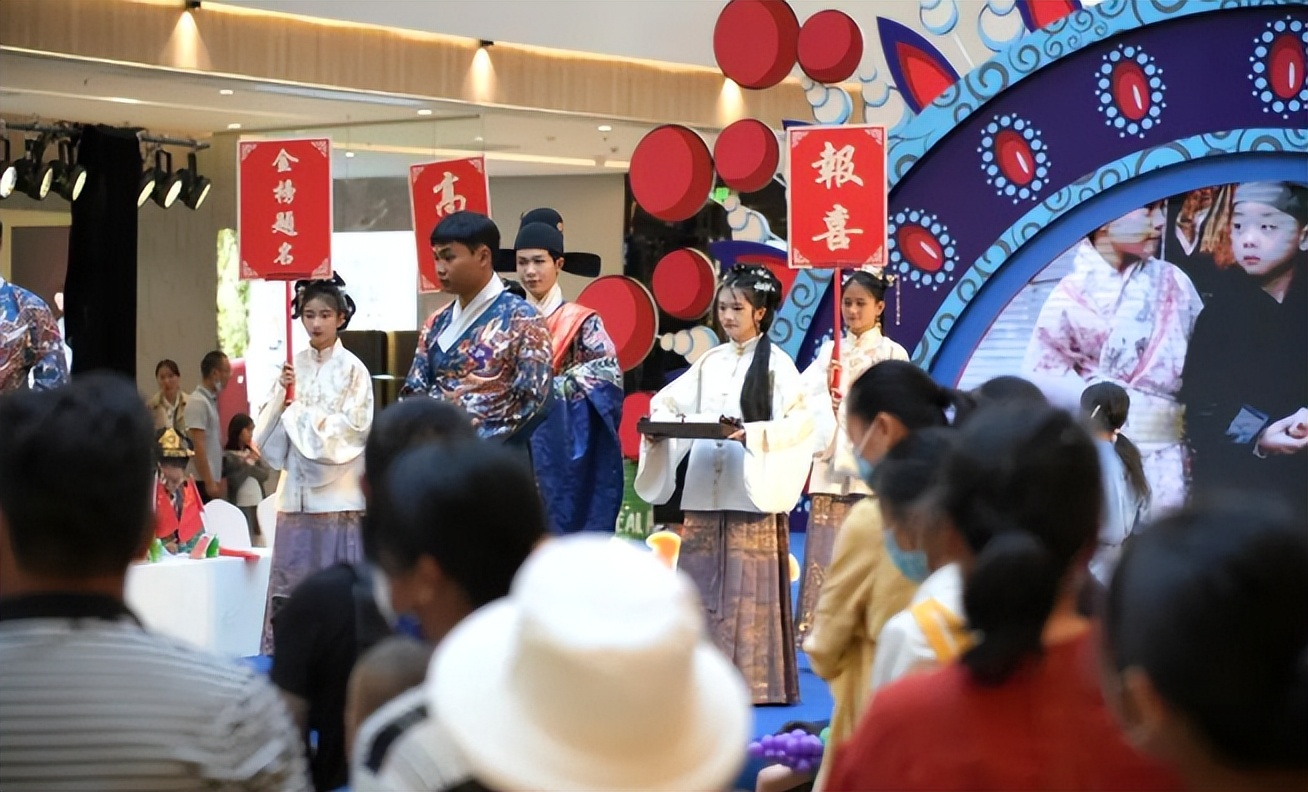 汉服热在整个华人圈兴起,最近几年掀起的汉服热