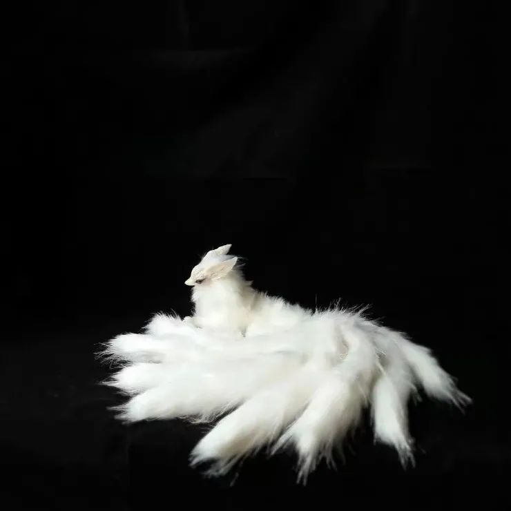 他们靠幻想挣钱，有人排一年队等它，有人花好几万抢拍