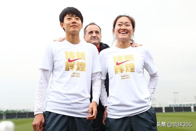 34岁前女足队长升任主教练，昔日铁闸绰号“小狼”，退役后当老师