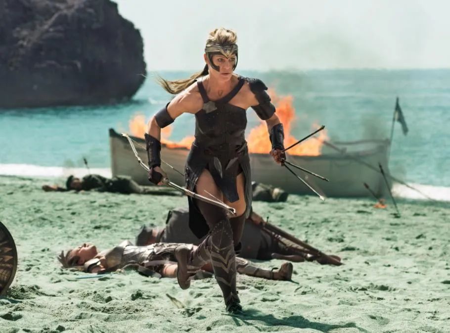 紧身制服别硬穿,曲线差异很明显,有的飒爽,有的是来搞笑的吧