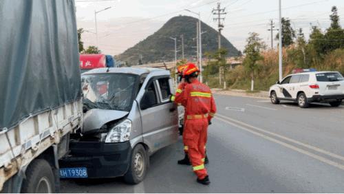 贵州本寨交通事故,贵州鸭溪发生一起惨烈车祸