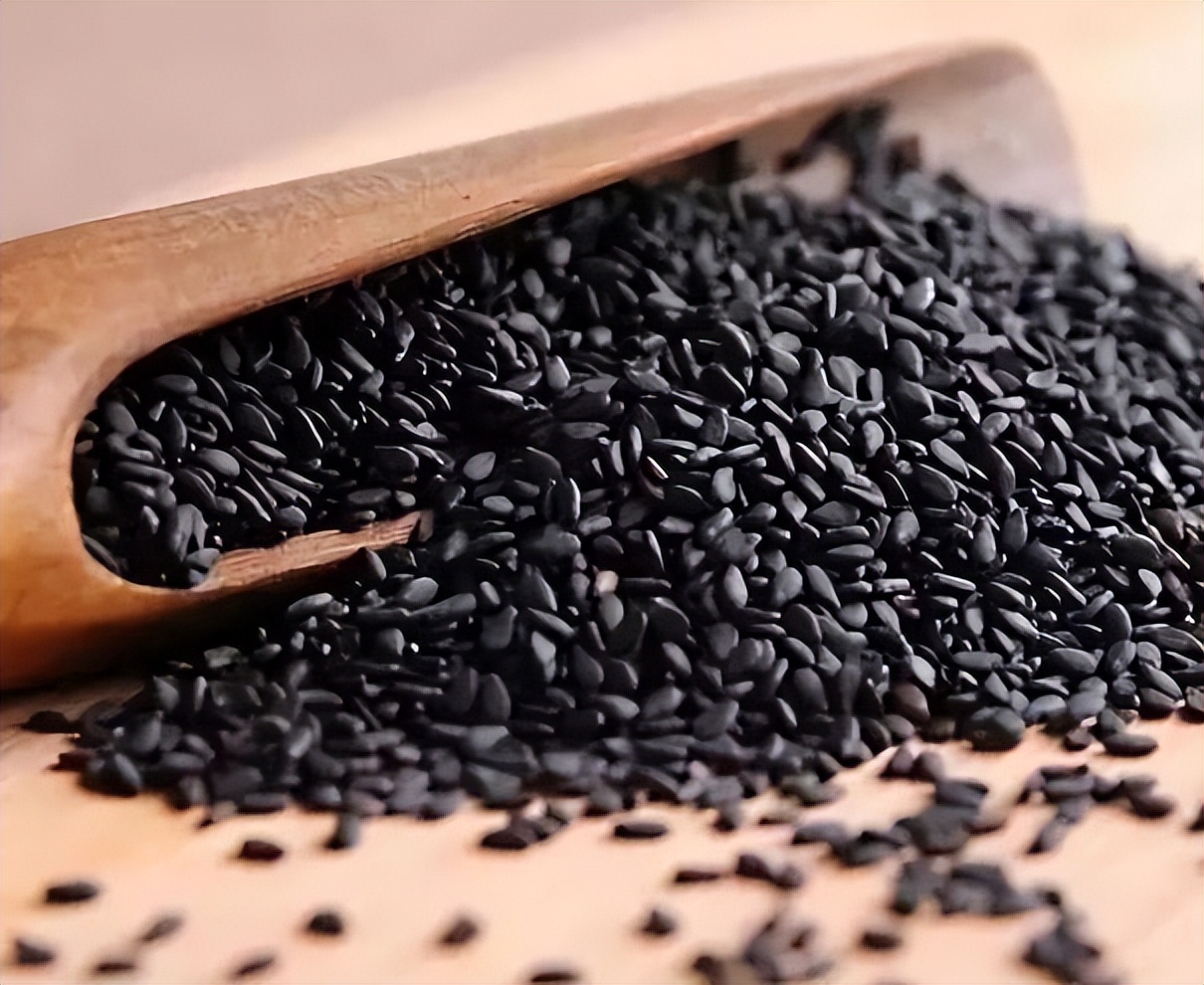 大姨妈量少还发黑,第一天来大姨妈量少发黑怎么回事