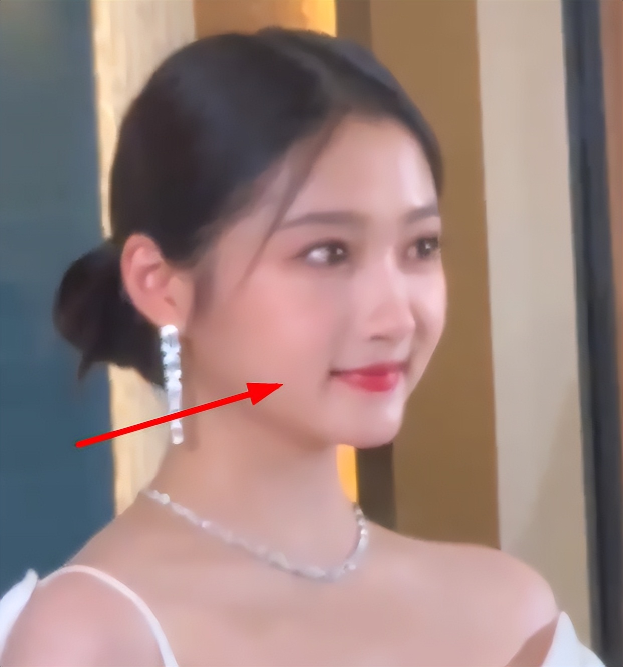 关晓彤最新照片女人味十足,关晓彤精修机场生图半身造型