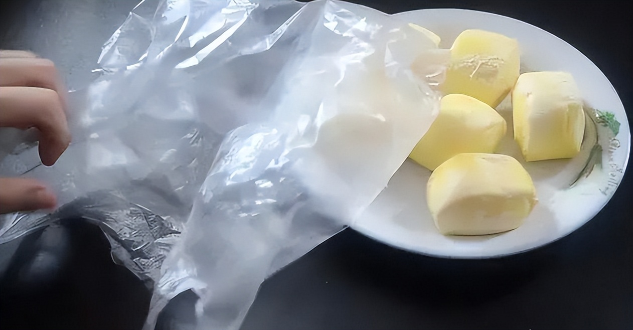 长点心！路边的小摊，都往碗里套个塑料袋，高温热汤直接倒在里面