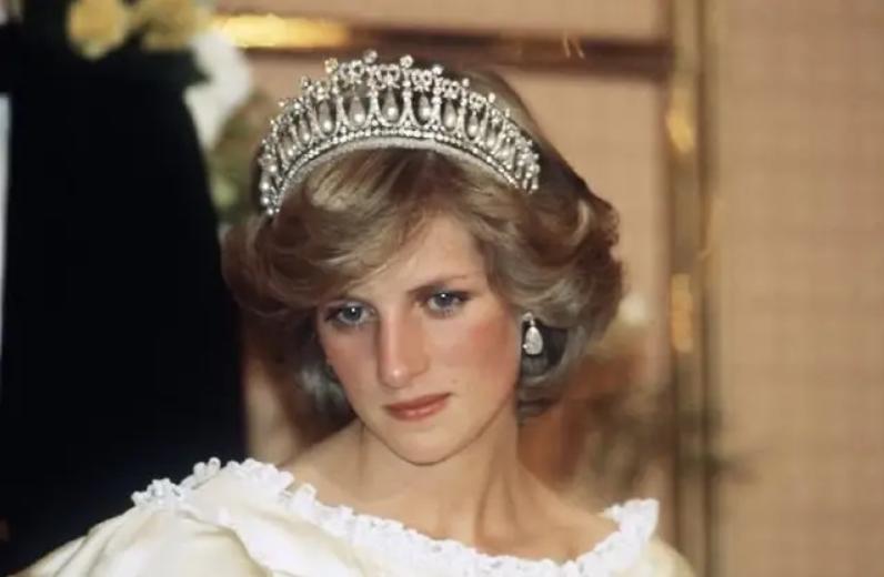 戴安娜的2个著名情人：一个用她挣钱为她自杀，一个陪她命丧黄泉