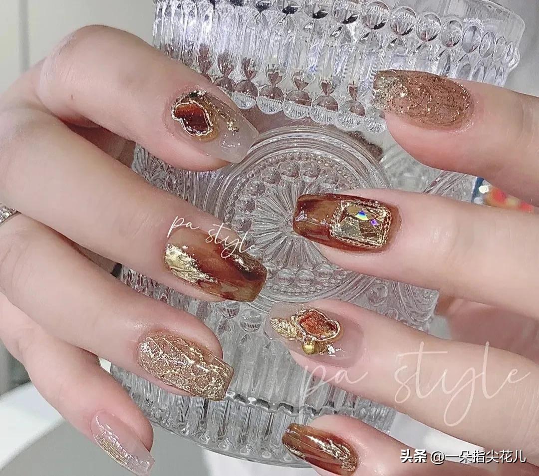 琥珀晕染美甲款式教程,琥珀焦糖色棋盘格晕染美甲