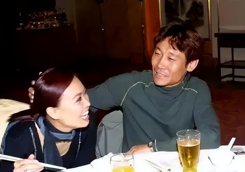 那英怒踹粉丝,那英当众踹粉丝惹争议