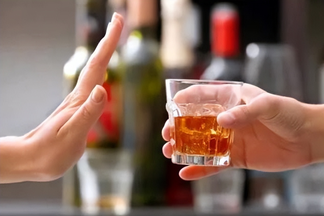 无论去谁家喝酒，这3件事切记不要做，不然再好的感情也会破裂