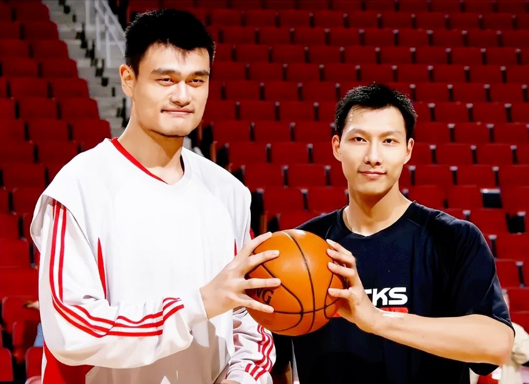 易建联：娶巴西足球宝贝荆灵，婚后连生两胎，如今妻儿都定居美国