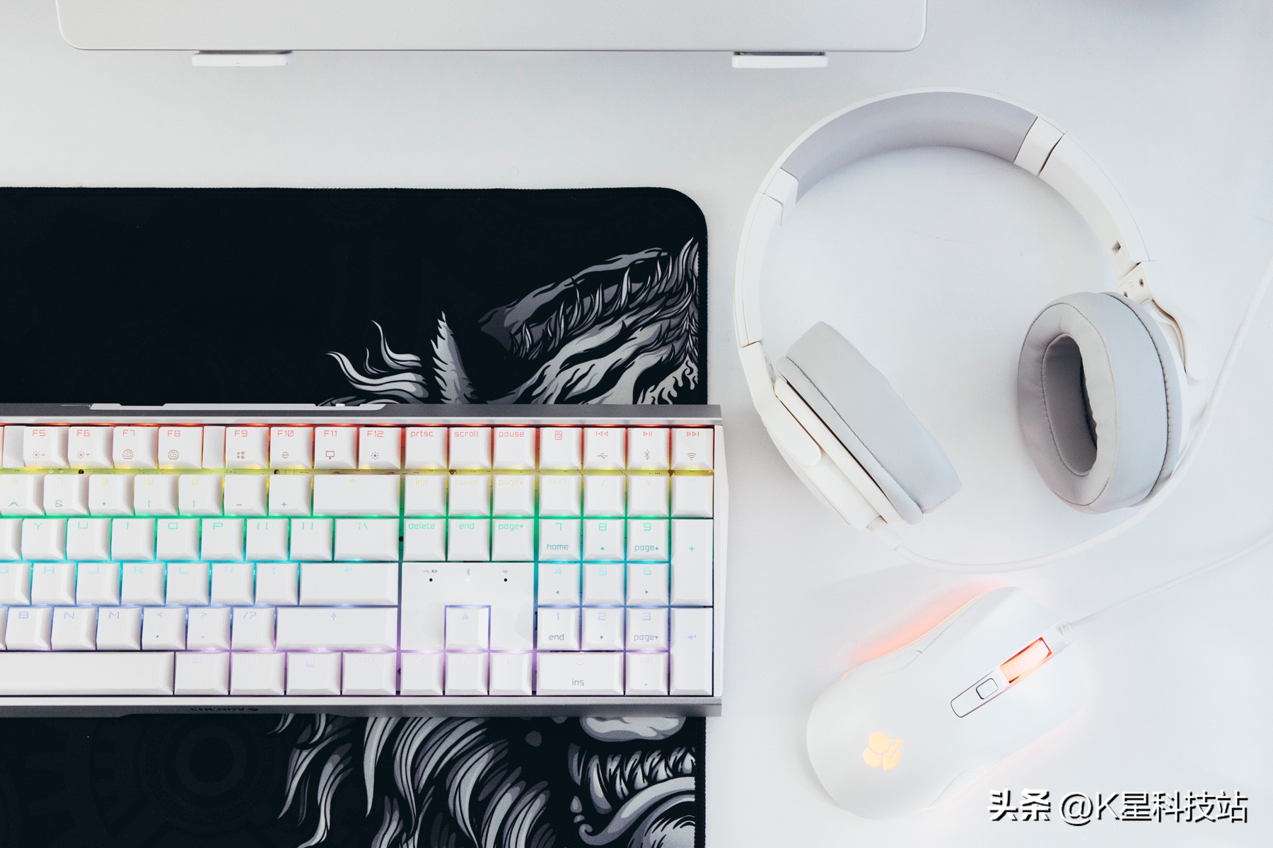 我的桌面我做主，一套平淡无奇白色系生产力+重度娱乐桌面分享