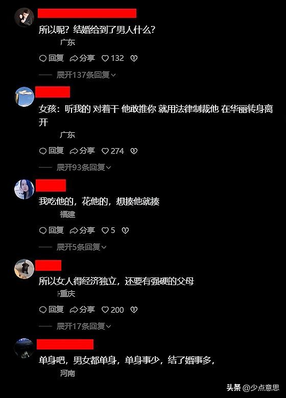 女子街边买小吃被坑,女孩在路边摊卖小吃