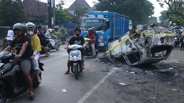 印尼足球场踩踏事件,印尼足球联赛踩踏127人丧命