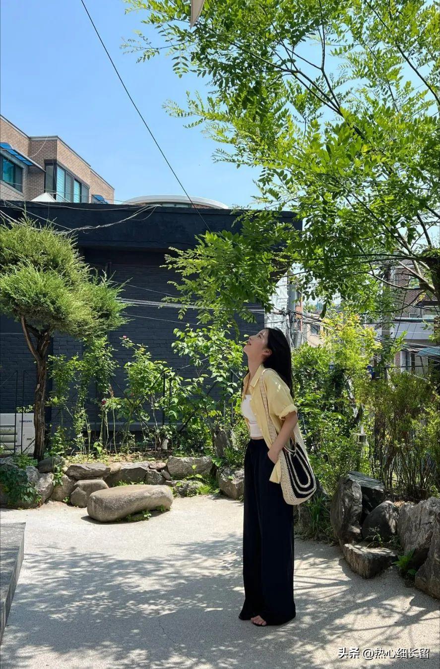 t恤加上立体感强的衬衫气场全开,女式短袖t恤衬衫