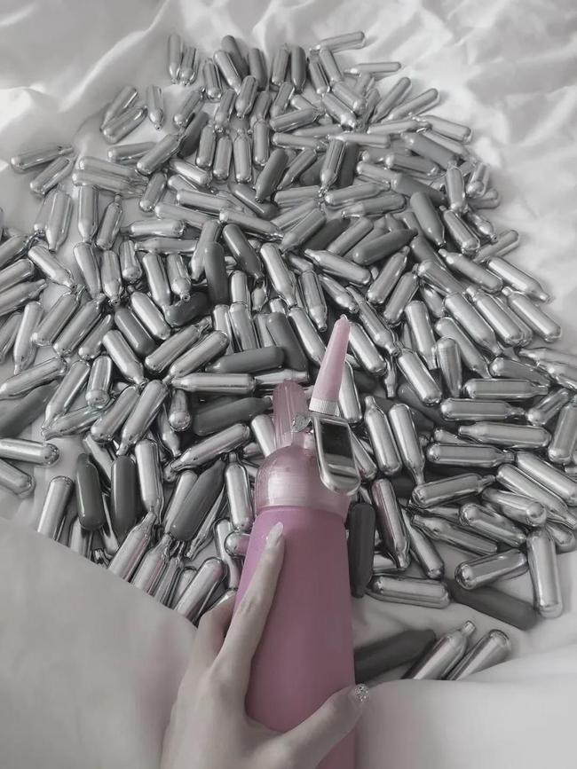 朋友圈卖笑气被抓涉案金额15万,非法经营笑气获利3000判几年