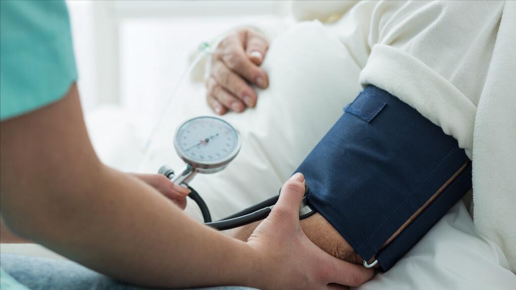 经常胸前肌肉痛,胸前有疼痛感是什么原因