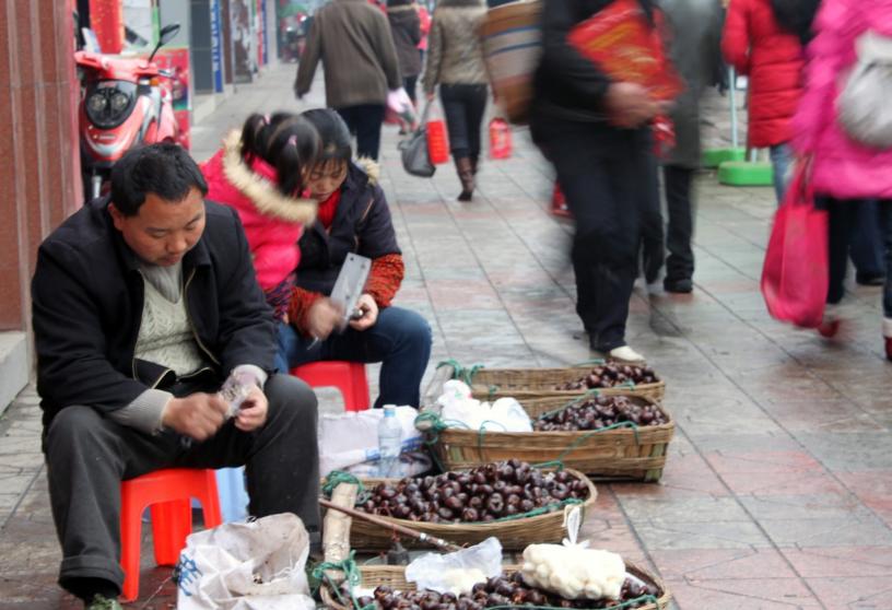 失业女生摆摊崩溃却登上热搜,女子失业摆摊一天挣5元痛哭