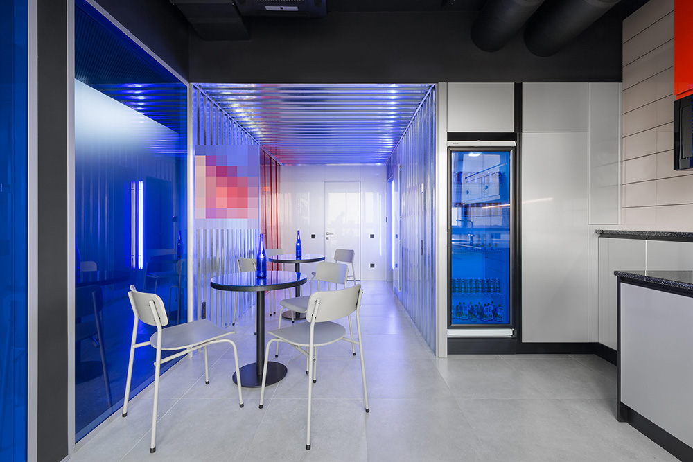 红蓝渐变手机游戏开发公司基辅办公设计欣赏