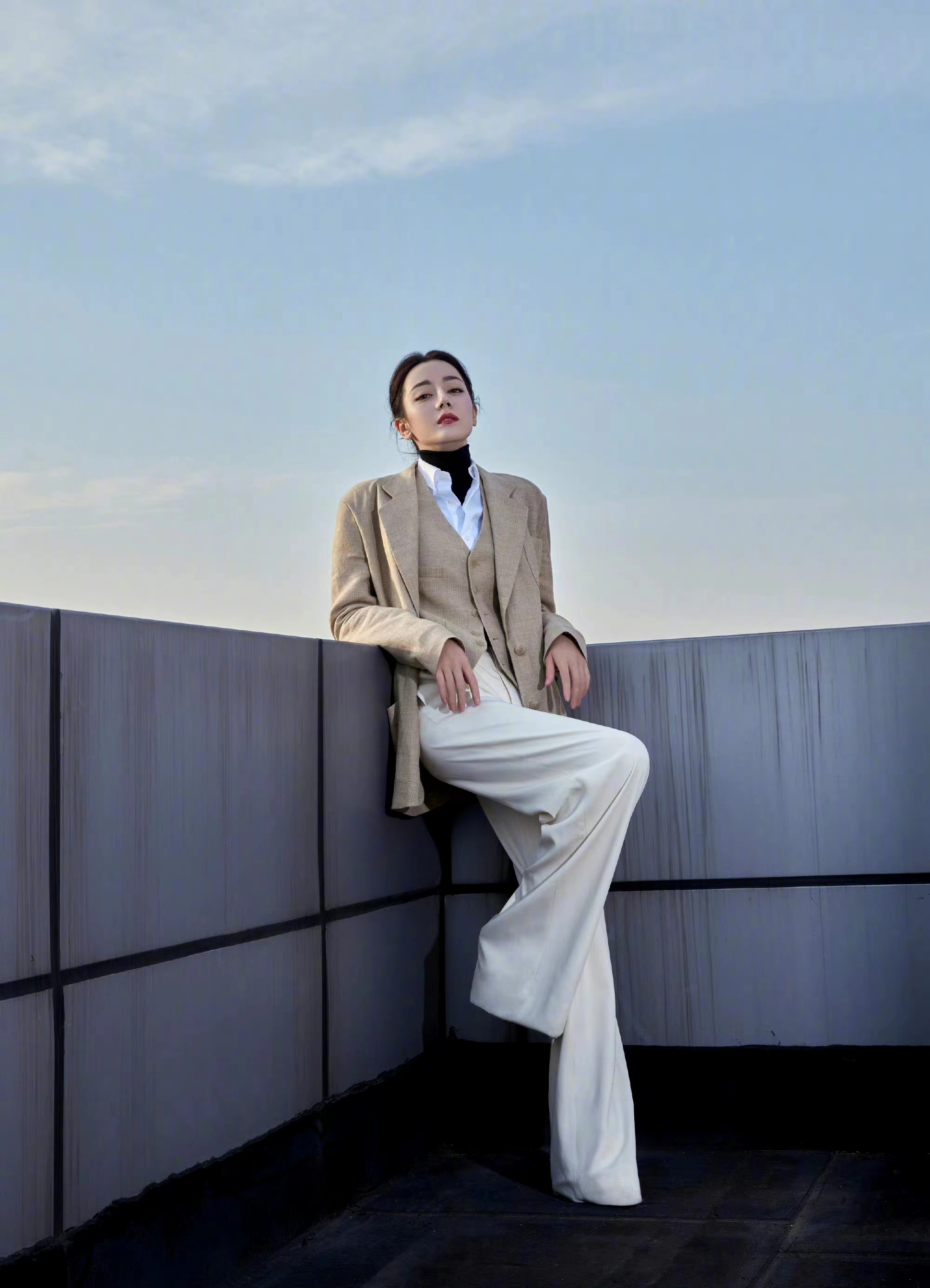 迪丽热巴女霸总造型上线，穿素色西装搭阔腿裤，酷飒又有型！