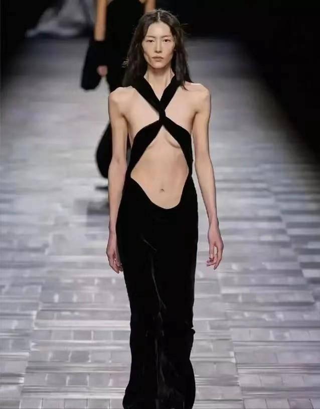 开裆裤，裸胸装，2023年高奢大秀一个比一个奇葩，暴露就是时尚？