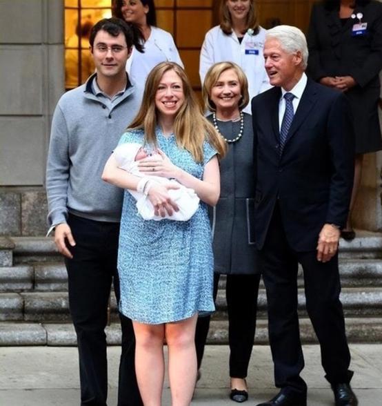 女儿是小棉袄：2010年，克林顿把女儿交到了姑爷手上，忍住没有哭